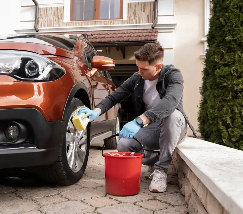 Lavage auto à domicile Saint-Mitre-les-Remparts : professionnel intervenant sur un véhicule